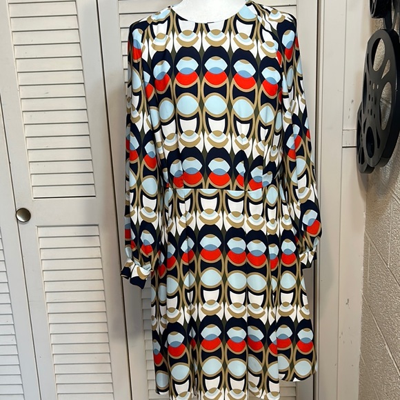 H&M 10  beautiful, fit and flare dress in bright design and colors EUC - Picture 1 of 10